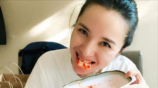 李佳|曾红极一时！二婚嫁靳东成全职妈妈，44岁李佳头顶白发显老态