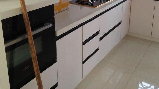 114平米小三房，装修效果清新实用，装修成本约27万，橱柜太漂亮