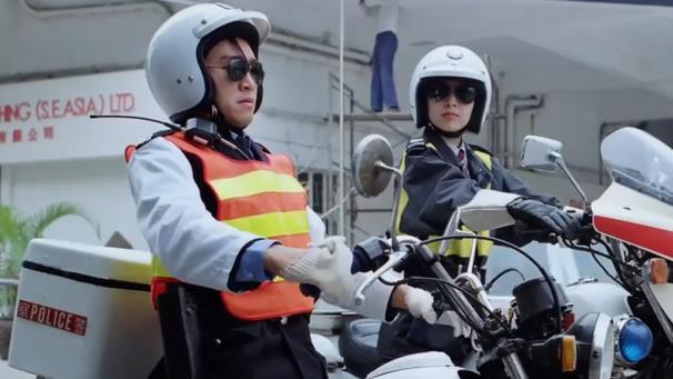 周星驰|周星驰电影中的神秘女交警，绝美外貌却只是客串，如今身份仍是谜