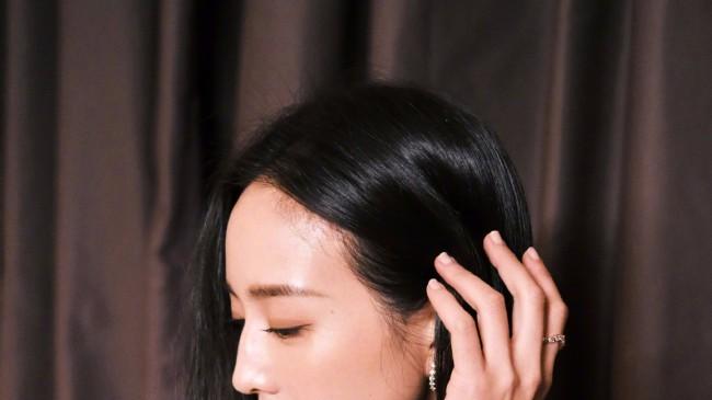 张钧甯|40岁张钧甯穿露腰裙水畔漫步 微风吹拂气质非凡