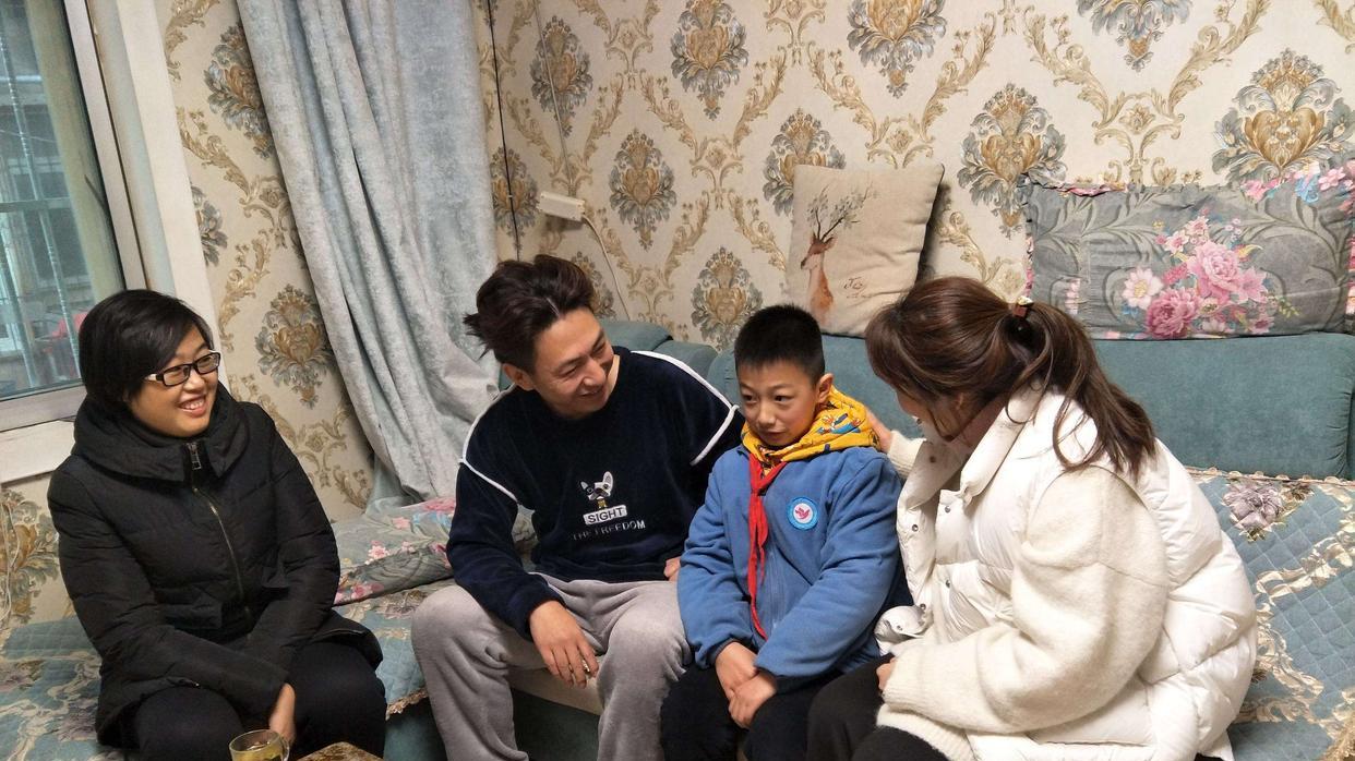 小孩打架，家长上门道歉反被打，网友：伸手不打笑脸人？