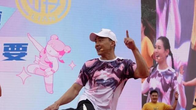 刘畊宏|刘畊宏现身苏州中学，网友说不想网红进校园，得知详情“打脸”了