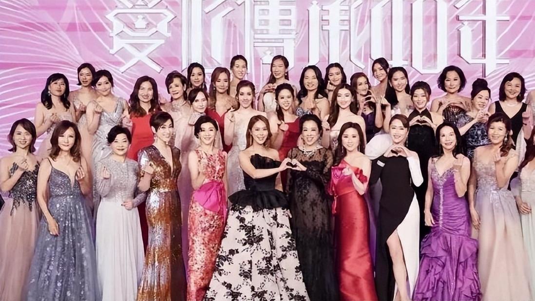 郭晶晶|郭晶晶64岁婆婆风韵犹存！穿蕾丝裙秀傲人身材，皮肤白皙，好养眼