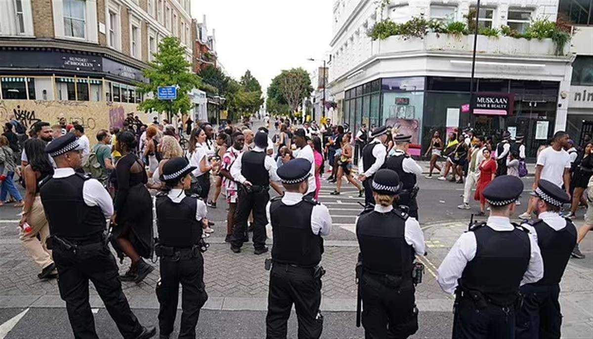英国诺丁山狂欢节失控，说唱歌手被刺死，女警被多人“侵犯”