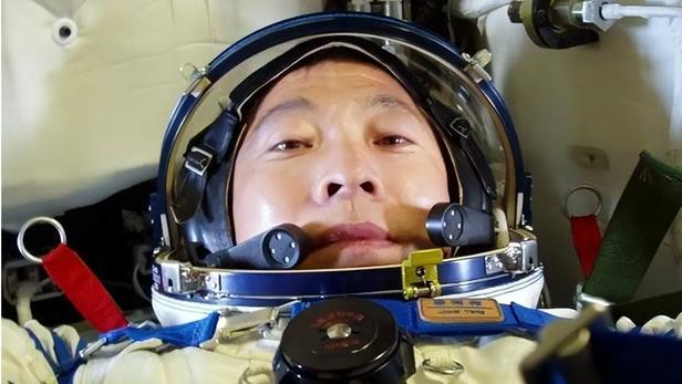 杨利伟曾在太空听到“敲门声”，难道是外星人敲门？十七年后揭秘