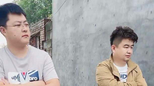 山东：老丈人让2女婿摘丝瓜，俩人反应亮了，网友：彩礼没少要？