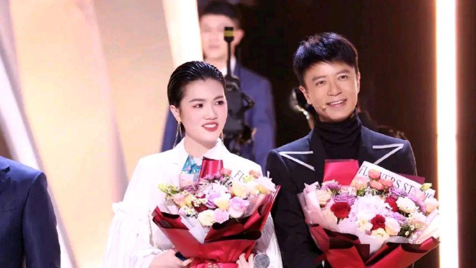 单依纯|梁玉莹已签约梦响强音，看来能摆脱梦响强音的总冠军只有单依纯