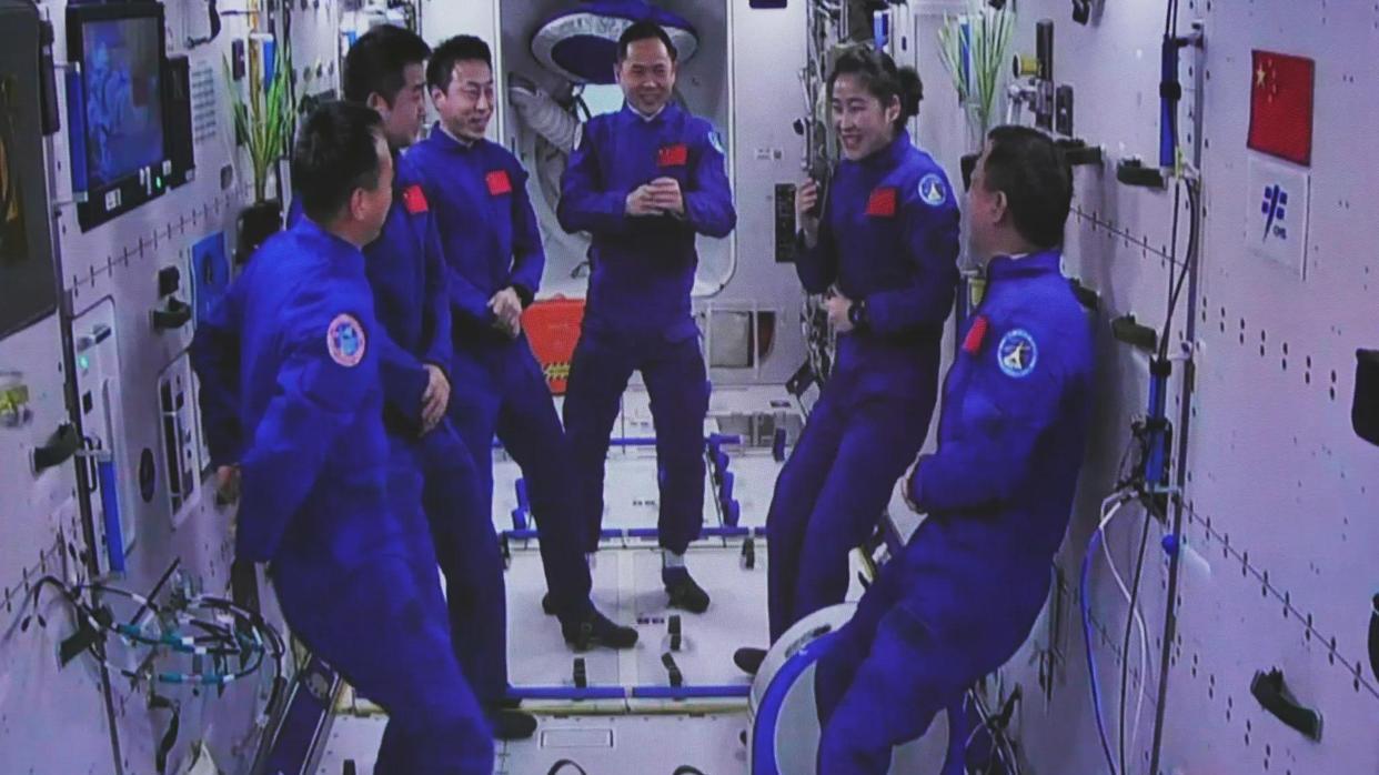 历史性一步！六名航天员完成太空合影后，中国空间站“满员运行”