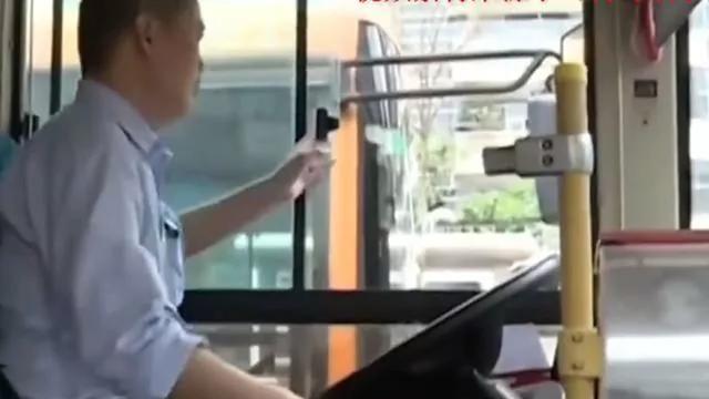 75岁陈老太下车后摔骨折，却讹上好心司机，证据面前依旧口出狂言