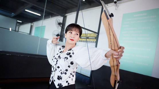 宋茜|赵雅芝排队做核酸，被吐槽像走秀偶像包袱重，穿衣一本正经太端着