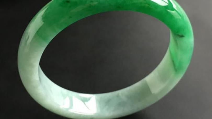 翡翠手镯|翡翠手镯知识你了解多少？瑕疵是正常的，来学习一下常识