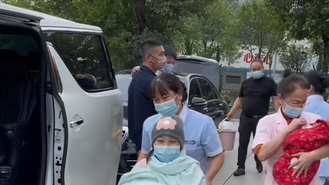 26岁女子嫁50岁二婚丈夫，3年连剖3胎，网友：这信息量有点大