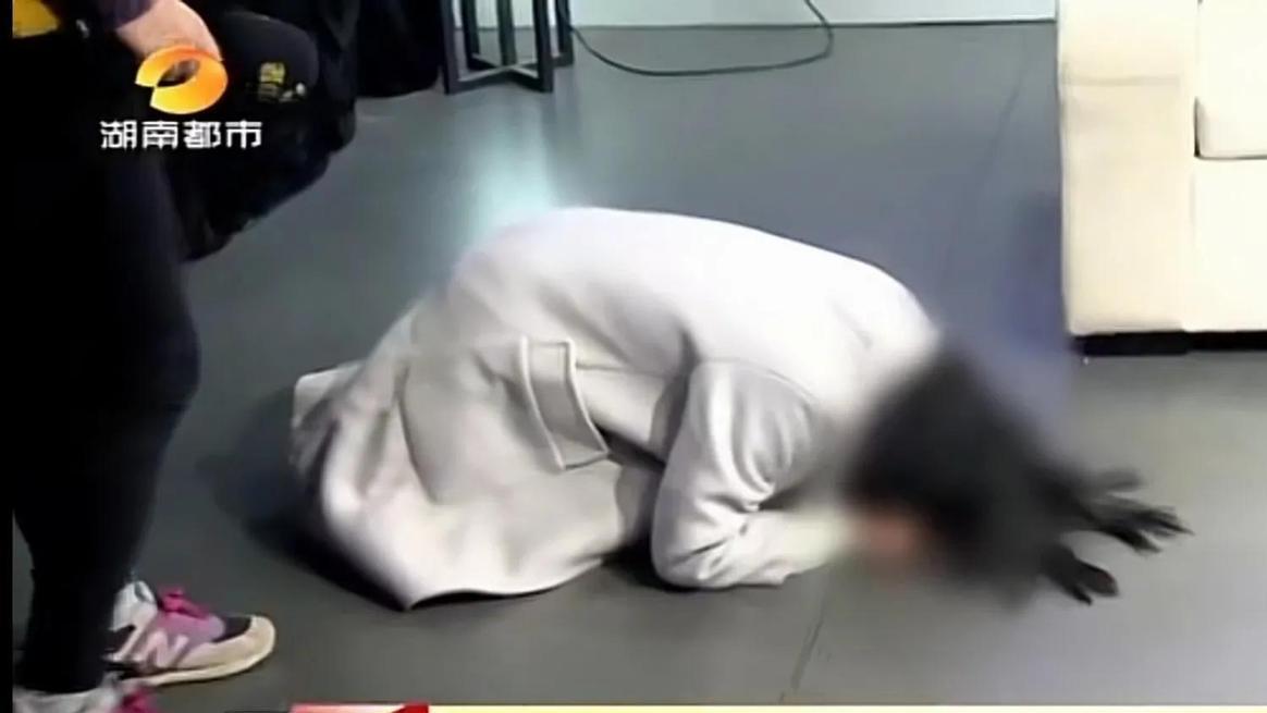 纪实养母想养女嫁聋哑儿子，遭拒后索要20万彩礼，养女跪地痛哭