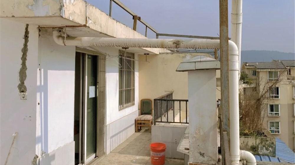 她低价租下楼顶“自建房”，环境虽破旧，却有20㎡露台和3间卧室