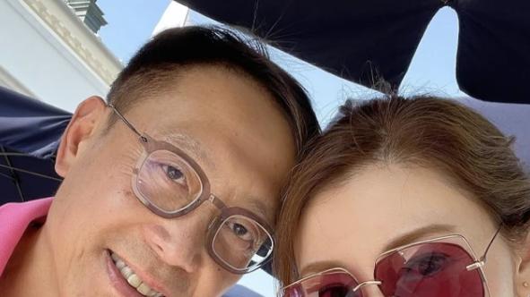 李嘉欣|52岁李嘉欣晒近照，穿露背裙自信秀身材，容貌曲线超完美