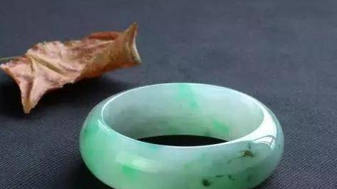 邮票|这几种受到女性偏爱的翡翠首饰，有美好的寓意，你知道几种？