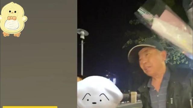 江苏一女生买花，卖花大爷直言女孩自己买花没意义，网友议论纷纷