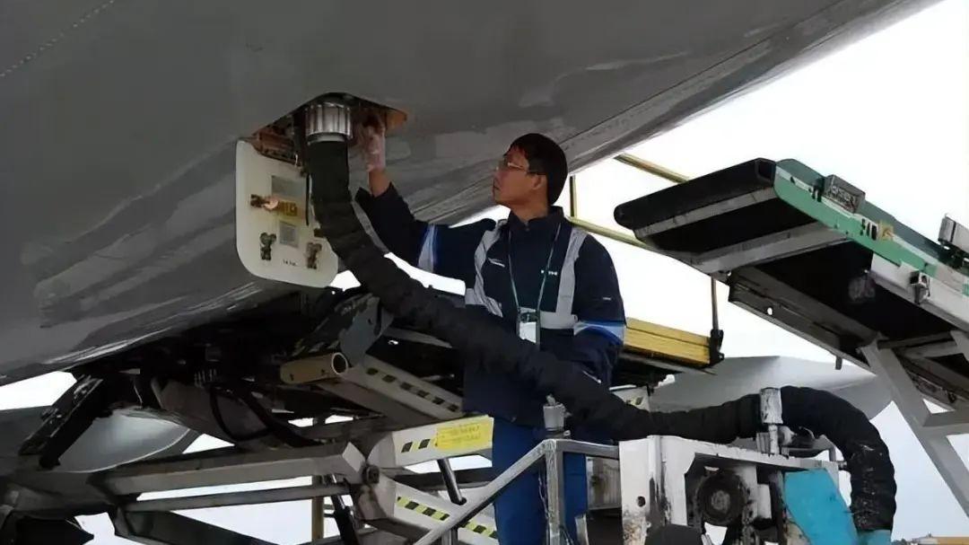 飞机上你不知道的秘密：空姐必须穿丝袜，禁止自带饮用水，粪便“空投”了