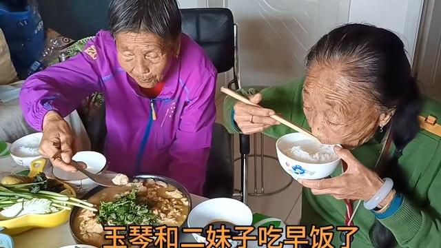 李玉成|邋遢！85岁马玉琴和二妹吃早饭，共用一个汤勺惹争议，网友：恶心