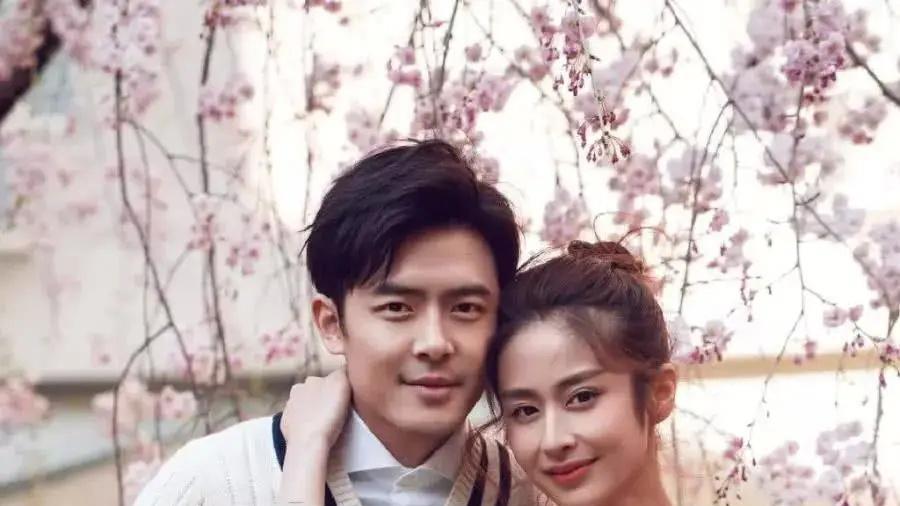 颖儿|颖儿带女儿罕见亮相，小蛮腰太吸睛，付辛博未现身