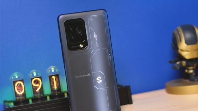 黑鲨5pro|黑鲨5Pro真机上手：性能拉满+颜值冲天，新一代顶级游戏旗舰
