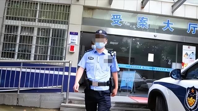 回顾年轻男老板与五旬大妈奔现，荒唐过后偷拍照片要挟：还想再约