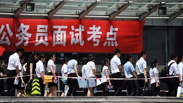 招聘|乡镇公务员迎来“3不限”，报名门槛或将下降，对专科生也很友好