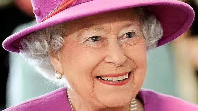 王冠|英国女王去世，众星悼念，《王冠》剧组为表示尊重而暂时停拍