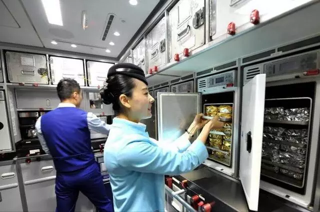 因为第一次坐飞机，我说的两份餐，没想到空姐直接把餐车推走了。