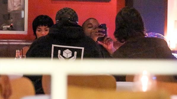 老明星|坎耶携24岁模特女友就餐，无惧旁人眼光当众亲吻