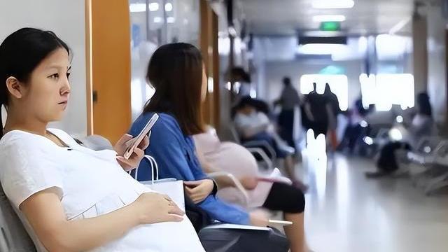 教师|孕妇参加教师招聘考试，被人批评瞎凑热闹，年轻女老师左右为难