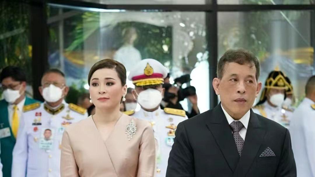 苏提达|苏提达化烟熏妆后像甄嬛回宫！踩10公分高跟鞋下跪，气场依然强大