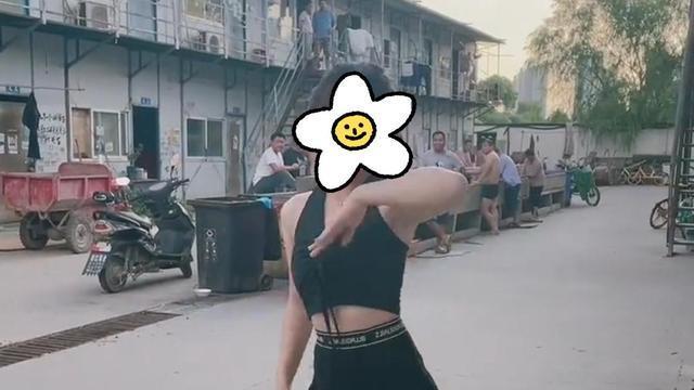 女子穿短裙黑丝在工地跳舞，引民工站楼上围观，网友：良心包工头