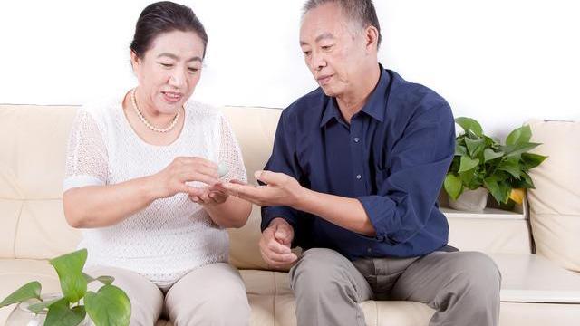 阿姨气愤：凭什么让我看你外孙；后老伴：凭你要10万钻戒每月5千