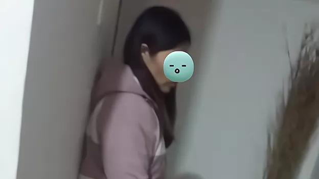 广东女子和男网友见面，发现对方一无所有掉头就走，男子下跪挽留