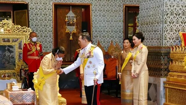 苏提达|帕公主同台合影苏提达，坐上提帮功储君位，思蕊梵出镜下跪长姐