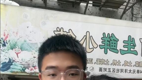 14岁儿子抱着38岁的妈妈出嫁，妈妈：感动得流泪，不在乎别人评论