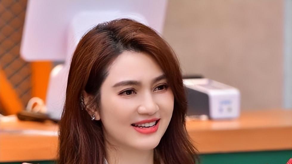 洪欣|51岁洪欣县城街头商演，原相机下状态良好，网友夸赞接地气