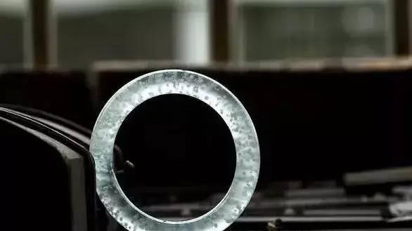 翡翠|大爷花16万切翡翠原石，刀刀见涨，乐开了花！