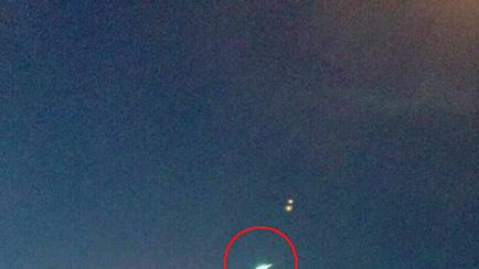 新疆夜空飞过巨型发光不明飞行物体！