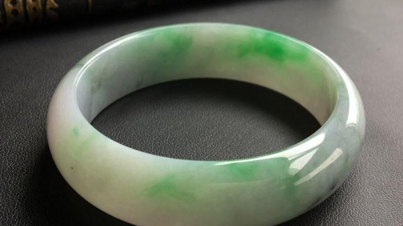 翡翠手镯|翡翠手镯的类型多种多样，你知道哪一类适合自己吗？看看这几种