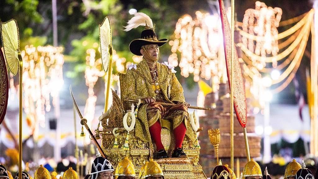 泰国旅游|泰国旅游偶遇国王出行，居民行“跪俯礼”，中国游客需要一起吗？