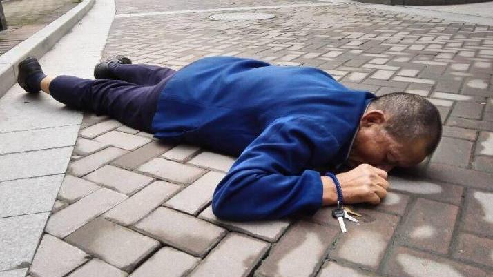 我的疑惑：为何摔倒后被扶起却诬陷对方的老年人，得不到惩罚呢？