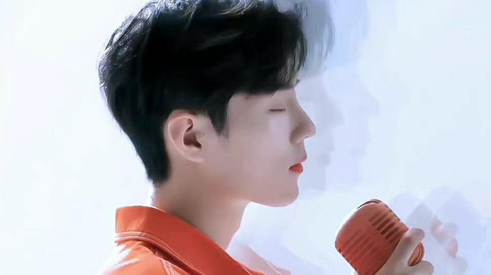 肖战|肖战戏中角色穷住网吧，老板通知各会员：国内一线重量级明星要来