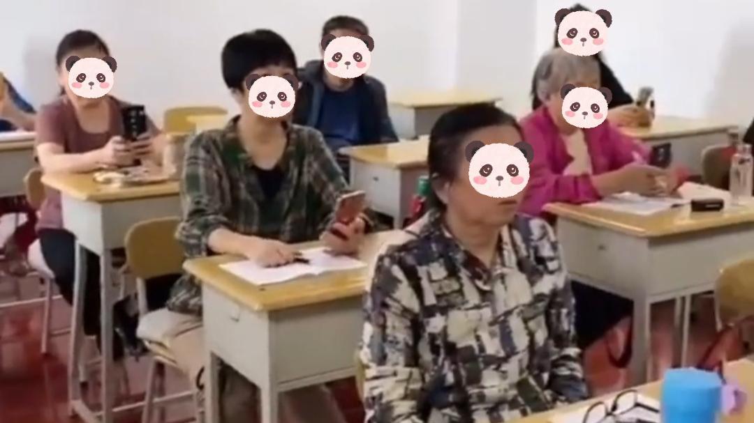 女子给母亲报名智能手机课程，满屋都是老头老太，拿着手机认真听