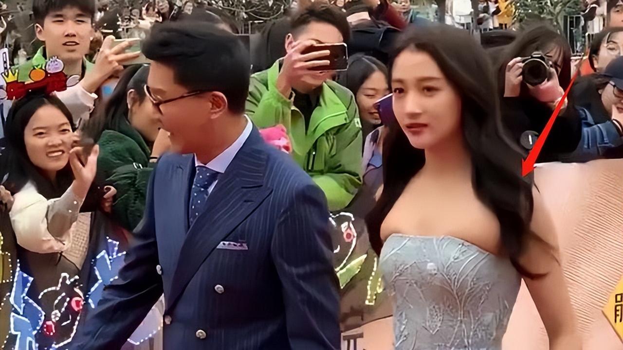 关晓彤|黑红也是红，关晓彤造型师掌握流量密码每次走红毯她都反其道而行