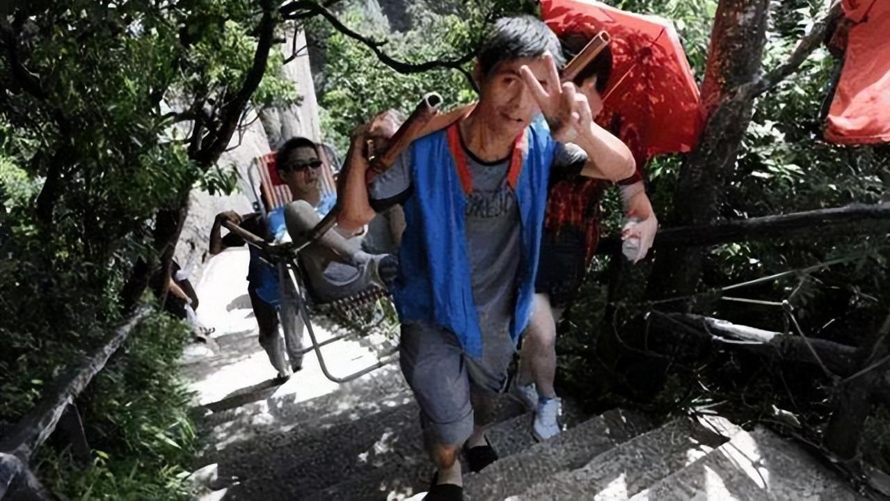 男子爬山时雇人抬轿子上山，花了3000块，网友：不贵