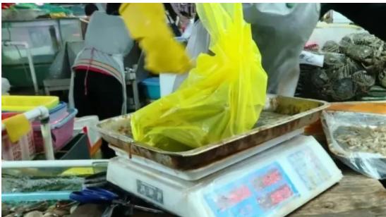 广西南宁，一女士到菜市场买螃蟹，因为不会挑，便让摊主帮忙挑了6只