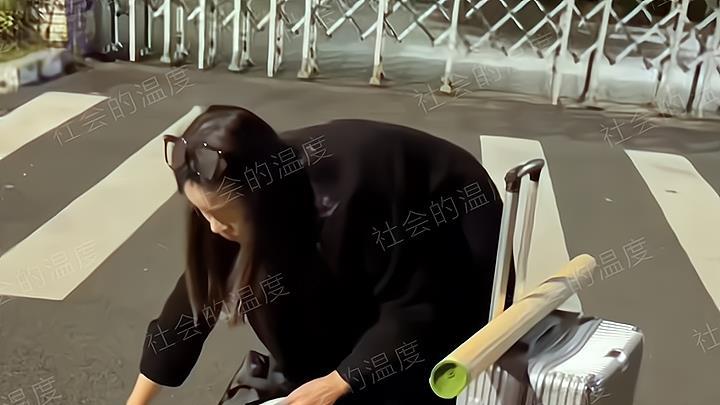 女子半夜被赶出工厂狼狈不堪，4700的工资还没结，男朋友也分了手