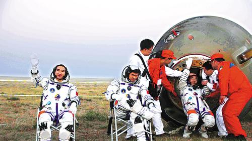 神舟十四号航天员经历了什么？飞船返回时剧烈燃烧，最后安全着陆
